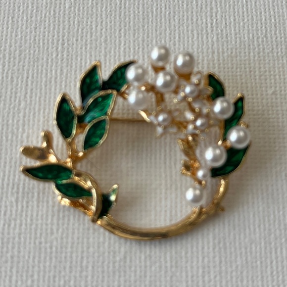 Brooch, wreath, NIP, green,gold& white, circular, 1.5” diam. all year usage - Picture 4 of 9